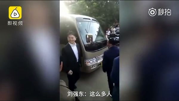 刘强东回乡豪礼！运钞车满载现金为乡亲送福利