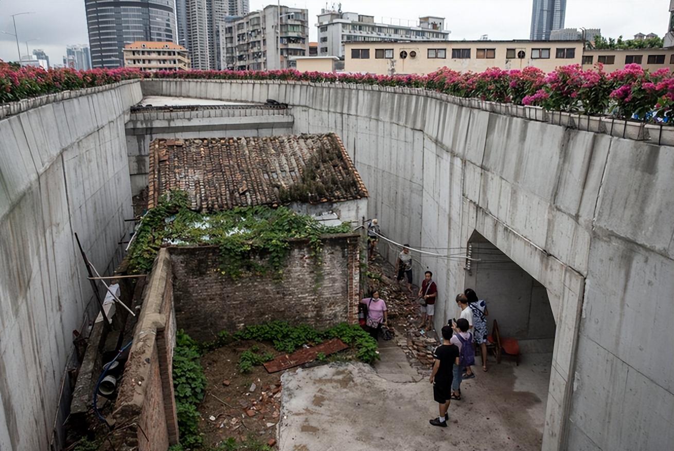 广州棺材状地铁口拆除事件，四人被罚背后的故事