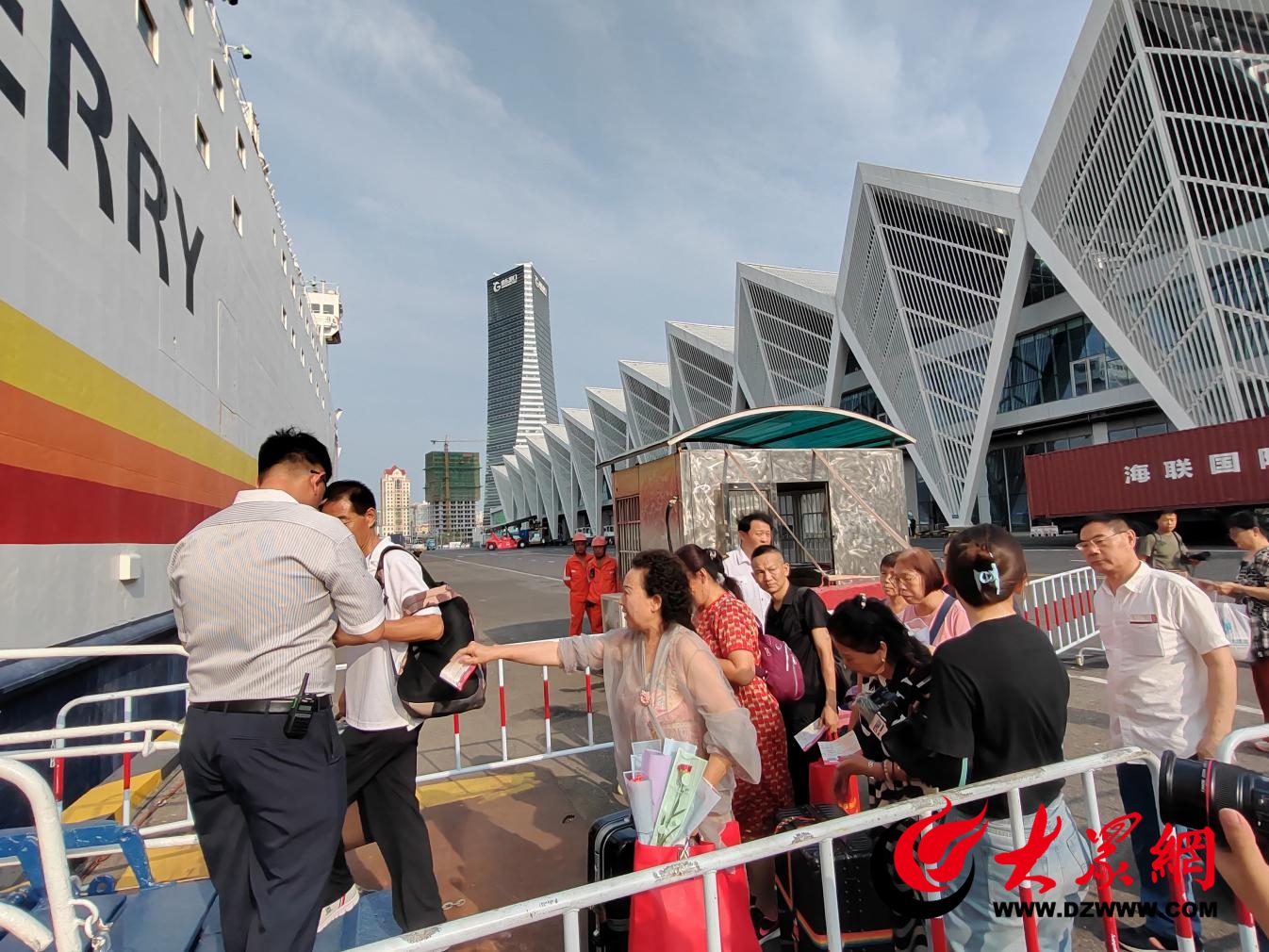 千余名韩国游客乘坐邮轮抵达上海，一次跨越海洋的友好之旅